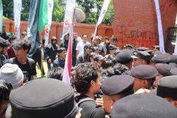Demo Peringatan HUT ke-25 Banten Berujung Ricuh, Satu Mahasiswa Terluka