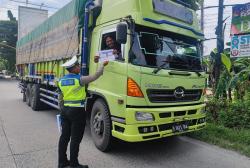 Cegah Laka, Sat Lantas Polres Grobogan Sosialisasi Pembatasan Jam Operasional Kendaraan Sumbu Tiga