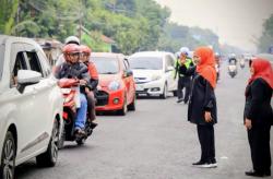 Gubernur Khofifah Tinjau Proyek Pelebaran Jalan Sugihwaras Magetan, Dorong Akses Kawasan Mataraman