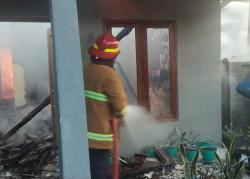 Akibat Bakar Sampah Lalu Ditinggal, Rumah Warga di Probolinggo Hangus Terbakar