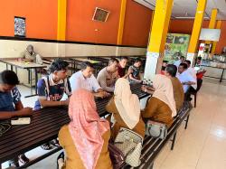 Ngopi Serius Demi Pilchiksung Aman: Polisi Rapat Santai Bareng Geuchik dan Panitia di Warkop
