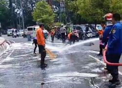 Pemotor Terjatuh, Petugas Damkar Sigap Semprot Jalan di Bundaran Simpang Lima Purwodadi