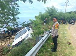 Fortuner Tergelincir ke Pinggir Pantai! Sopir Diduga Mengantuk di Jalur Poros Majene–Mamuju