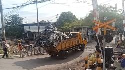 Mobil Mewah Diduga Mercy Dievakuasi dari Reruntuhan Ponpes Al-Khoziny, Dibawa ke Kediaman Kyai