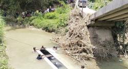 Minibus Terjun ke Sungai Akibat Rem Blong di Jembatan Rusak dan Berbahaya Dua Orang Luka-Luka