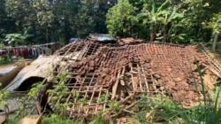 Sedih! Rumah Pasangan Renta di Lebak Ambruk, Terpaksa Mengungsi ke Rumah Tetangga