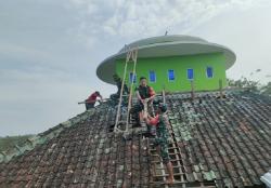 Anggota Koramil Brati Lakukan Bakti Religi Ikut Kerja Bakti Perbaiki Kerusakan Masjid di Karangsari