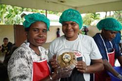 Dari Buah Kelapa Jadi Harapan Baru: Kisah Manis Mama-Mama Papua di Balik Biskuit Kelapa Kasimle