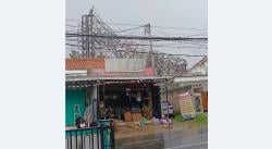 BREAKING NEWS: Hujan Campur Angin, Papan Reklame Roboh di Ciputat Timpa Atap Rumah Warga