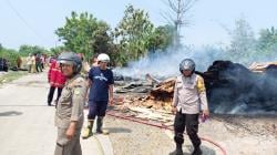 Kebakaran Hanguskan Home Industri Triplek di Pegandon, Kerugian Capai Rp100 Juta