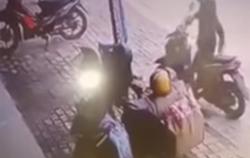 Terekam CCTV, 2 Maling Gasak Motor dan Barang Dagangan Penjual Buah di Cikarang Bekasi