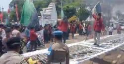 Ricuh! Massa Terobos Kantor Bupati Serang saat Peringatan HUT ke-499, Pintu Gerbang Dirobohkan