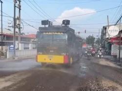 Warga Keluhkan Debu Proyek, Polres Gresik Semprot Jalan dengan Water Cannon