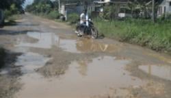 Jalan Menuju Wisata Telaga Gupit di Pringsewu Rusak Parah dan Gelap
