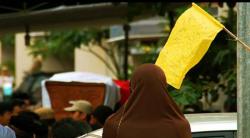 Aku Dilamar Kematian: Kalian Datang Mengantar, Kalian Tinggalkanku Sendirian di Kubur
