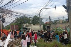 Truk Tronton Terjun dari Tol Tangerang–Merak, Tewaskan Warga Kota Serang di Bawah Terowongan Trondol