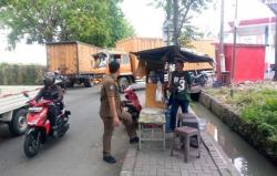 Aparat Tertibkan PKL Bandel di Trotoar Kota Tangerang, Pastikan Keamanan Pejalan Kaki