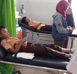 Diduga Keracunan Makanan, Puluhan Siswa SD dan SMP di Tawangmangu Dilarikan ke Puskesmas