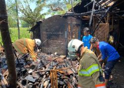 Ditinggal Pergi Kerja, Rumah Ludes Hangus Terbakar