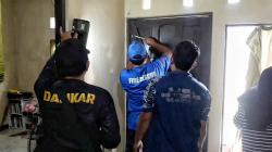 Tim Rescue Damkar Palangka Raya Berhasil Buka Pintu Rumah Mahasiswa yang Terkunci