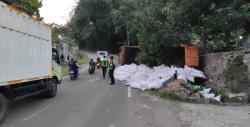 Tak Kuat Menanjak, Truk Pupuk Terguling di Pandeglang: Puluhan Karung Berserakan di Jalan