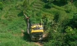 Sopir Tak Hapal Jalan, Truk Box Hilang Kendali Lalu Terjun ke Jurang 10 Meter
