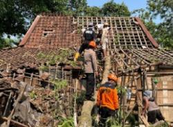 Angin Kencang Sebabkan Pohon Tumbang Menimpa Rumah Dan Warung di Gubug Rusak Parah