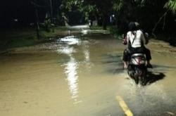 Hujan Deras Lumpuhkan Sindangbarang! Jalan Provinsi Tergenang, Rumah Warga Terendam