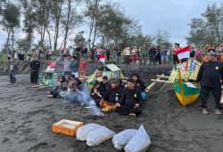 Larung Sesajen di Pantai Srandil, Tradisi Wujud Syukur Prajurit Yonif TP 838/PW dan Masyarakat