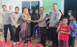 Jumat Berkah, Polisi dan Jurnalis Batam Tebar 200 Nasi Kotak di Masjid Kampung Madani