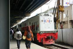 Kereta Api Srilelawangsa Dilempari OTK di Medan: Kaca Retak Seribu, Railink Bertindak Cepat
