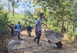 Warga Bumbuang Bangun Jalan Sendiri, Saat Dana Pusat Tak  Mengalir