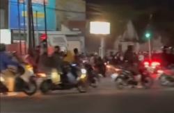 Konvoi Pemuda Berkaos Hitam Ricuh di Taman Sidoarjo, Imbas Pembatalan Konser di Surabaya