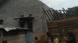 Rumah Warga Rusak Parah Tertimpa Pohon Durian Akibat Puting Beliung