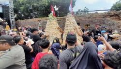Rebutan 2 Gunungan Tahu Meriahkan Kirab Ambal Warso Kartasura ke-345