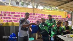 Polda Metro Jaya Bagikan Paket Sembako kepada Komunitas Ojol di Tangsel