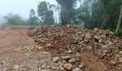 Ironis! Proyek Jalan PLTMH Cikamunding Diduga Pakai Batu Buruk, Baru Selesai Sudah Rusak