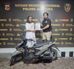 Tim Opsnal Polres Jayapura Serahkan Satu Unit Sepeda Motor Hasil Temuan kepada Pemiliknya