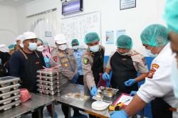 Dipantau CCTV, Kapolda Riau Perintahkan Pengawalan Ketat Program Makan Bergizi Gratis