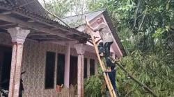 Angin Kencang, Sejumlah Atap Rumah Hingga Kandang Sapi di Tiris Probolinggo Rusak