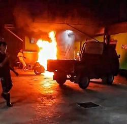 Wanita Diduga ODGJ Membakar Motor Matic Milik Karyawan Rumah Makan Terekam CCTV