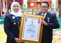 Gubernur Jatim Anugerahkan Jer Basuki Mawa Beya ke Ketua Dekopinwil Jatim