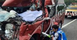 Mobil Travel Tabrak Belakang Dump Truk di Tol Cipularang, 1 Penumpang Tewas