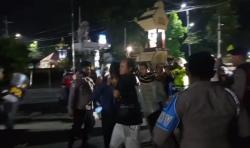 Breaking News! Puluhan Warga Serang Mapolres Lumajang
