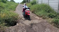 Jalan Penghubung Cikande-Kibin Rusak Parah, Warga Minta Pemerintah Segera Turun Tangan