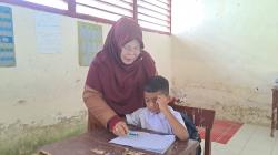 Miris! Belajar di Sekolah Keropos, Siswa SD di Aceh Bertahan di Tengah Tiang Lapuk dan Kursi Reyot