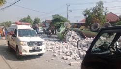 Truk Tronton Terguling di Jalan Raya Sragen–Ngawi, Muatan Hebel Timpa Mobil Luxio