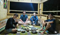 Bule Nikmati Nasi Liwet di Puncak Gunung Manangel, Terpesona oleh Pedasnya Sambal dan Ragam Lalapan