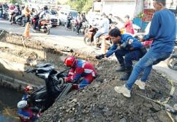 Pemotor Tercebur di Jalan Berlubang Jembatan Sirojudin Tembalang, Evakuasi Berlangsung Dramatis