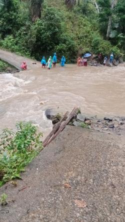 Anak-Anak SD di Boleng Bertaruh Nyawa Seberangi Banjir Demi Pulang Sekolah, Pemerintah Diminta Turun